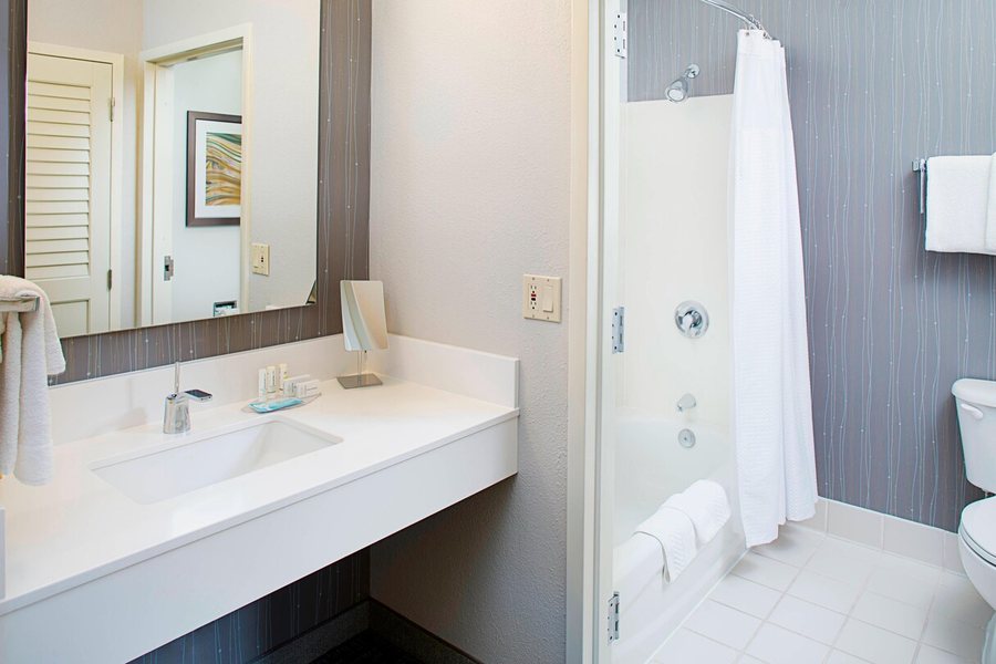 Courtyard by Marriott Dallas Addison Quorum Drive — Bathroom