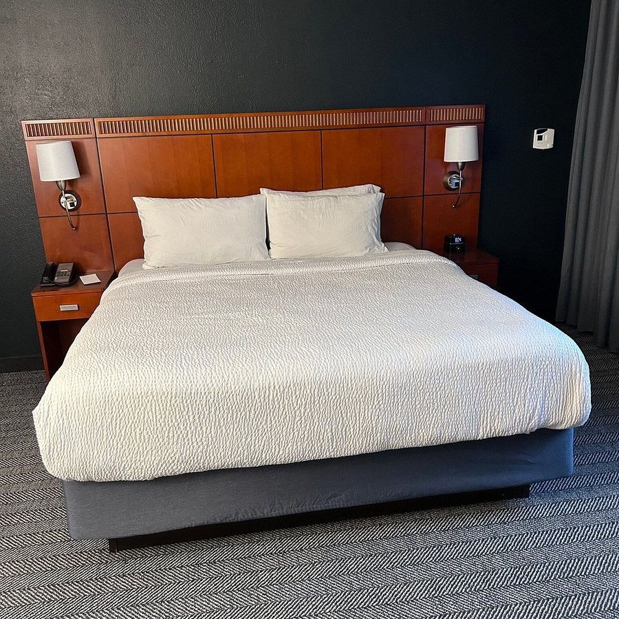 Courtyard by Marriott Dallas Arlington Entertainment District — Guest room