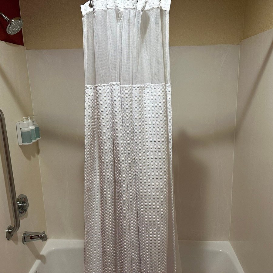 Courtyard by Marriott Dallas Plano in Legacy Park — Bathroom