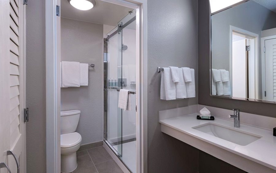 Courtyard by Marriott Dallas Plano Parkway at Preston Road — Bathroom