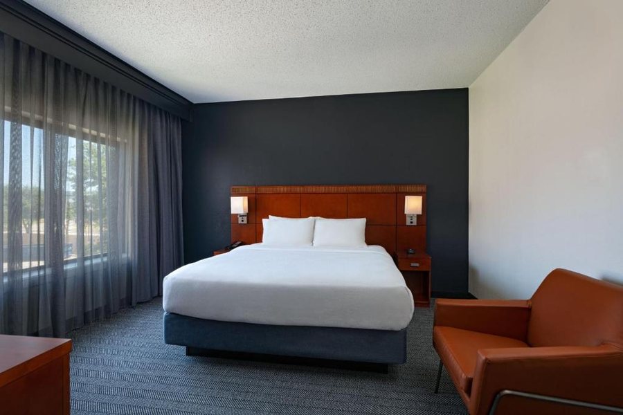 Courtyard by Marriott Dallas Plano Parkway at Preston Road — Guest room