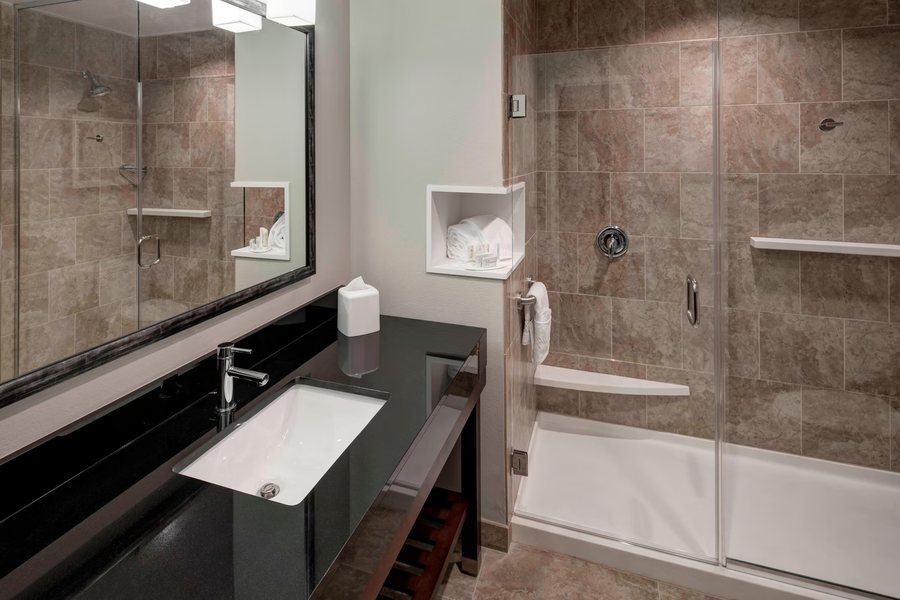 Courtyard by Marriott Dallas Plano Richardson — Bathroom