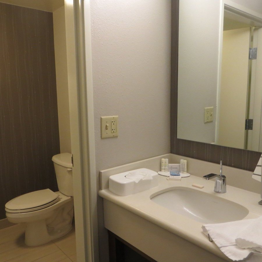 Courtyard by Marriott Dalton — Bathroom