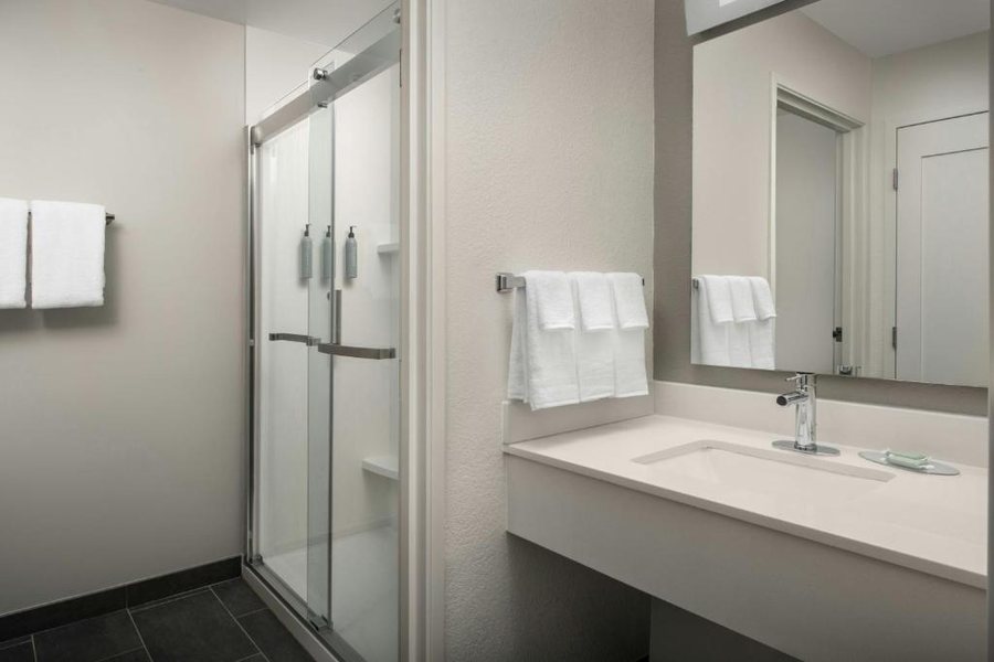 Courtyard by Marriott Dayton North — Bathroom