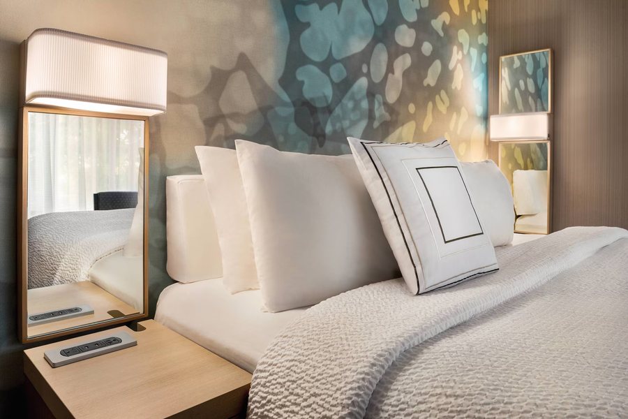 Courtyard by Marriott Dayton North — Guest room