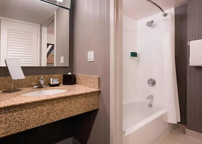 Courtyard by Marriott Denver Airport At Gateway Park — Bathroom