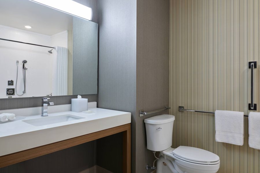 Courtyard by Marriott Denver Aurora — Bathroom