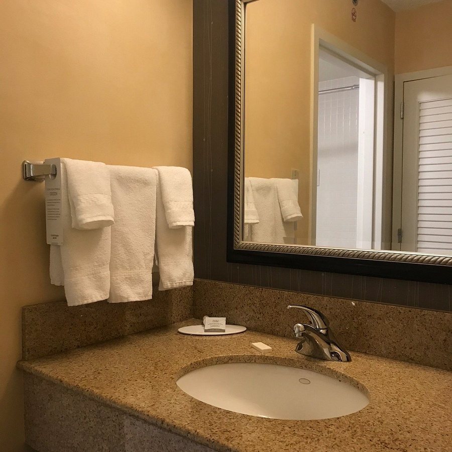 Courtyard by Marriott Denver Central Park — Bathroom