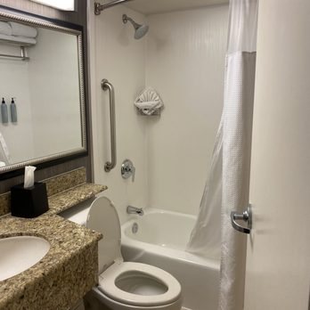 Courtyard by Marriott Denver Cherry Creek — Bathroom