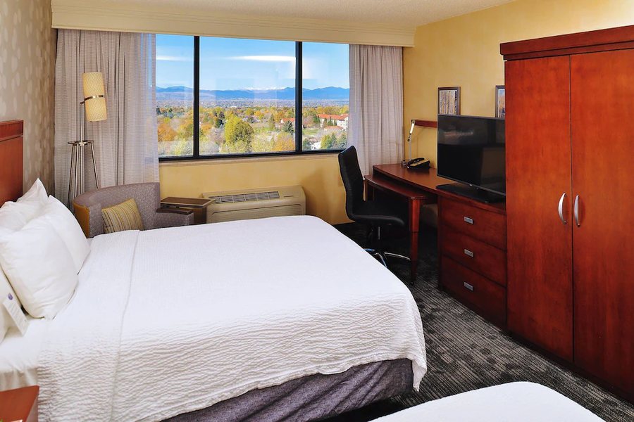 Courtyard by Marriott Denver Cherry Creek — Guest room