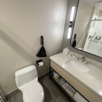 Courtyard by Marriott Denver Downtown — Bathroom