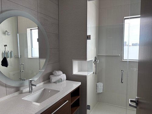 Courtyard by Marriott Denver Downtown West — Bathroom