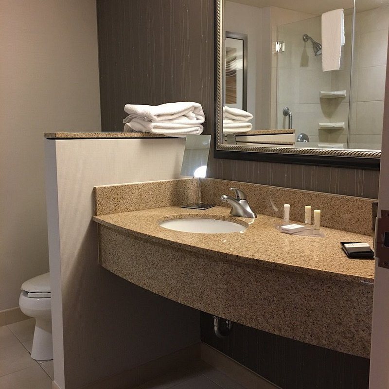 Courtyard by Marriott Des Moines Ankeny — Bathroom
