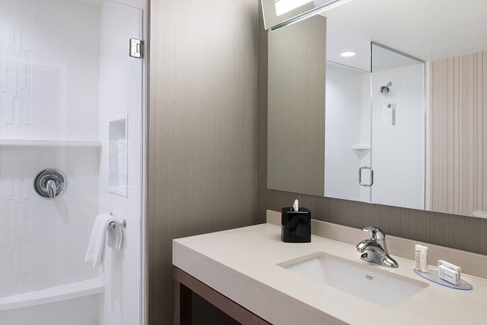 Courtyard by Marriott Detroit Farmington — Bathroom