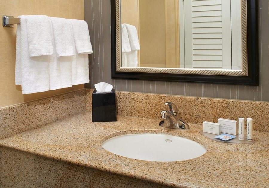 Courtyard by Marriott Detroit Livonia — Bathroom