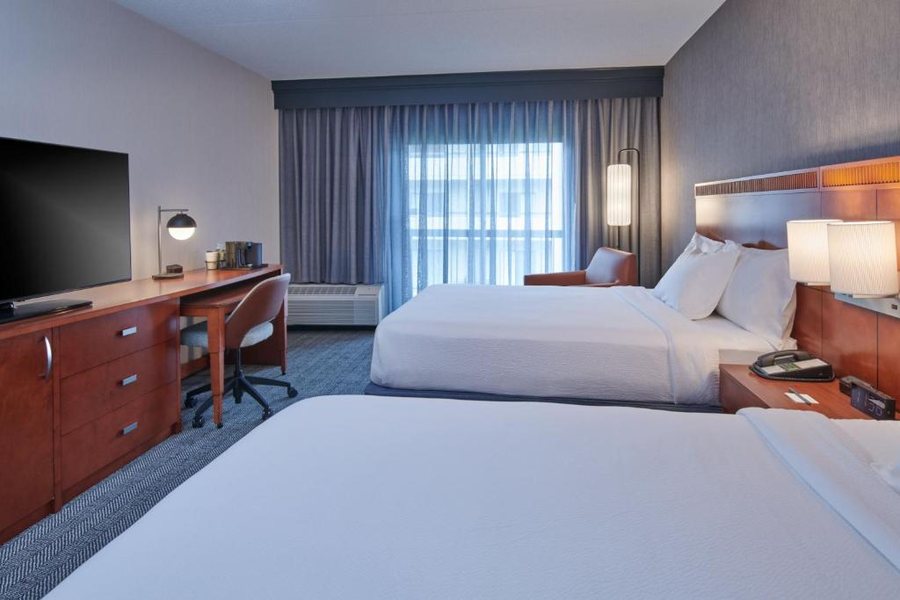 Courtyard by Marriott Detroit Livonia — Guest room