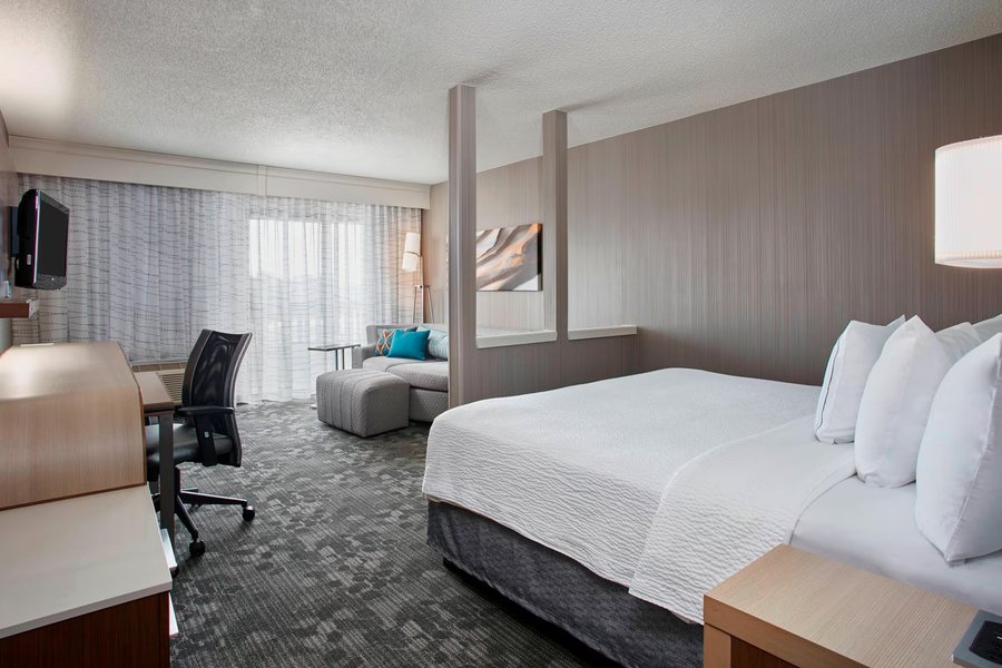 Courtyard by Marriott Detroit Pontiac Auburn Hills — Guest room