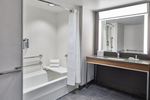 Courtyard by Marriott Detroit Warren — Bathroom
