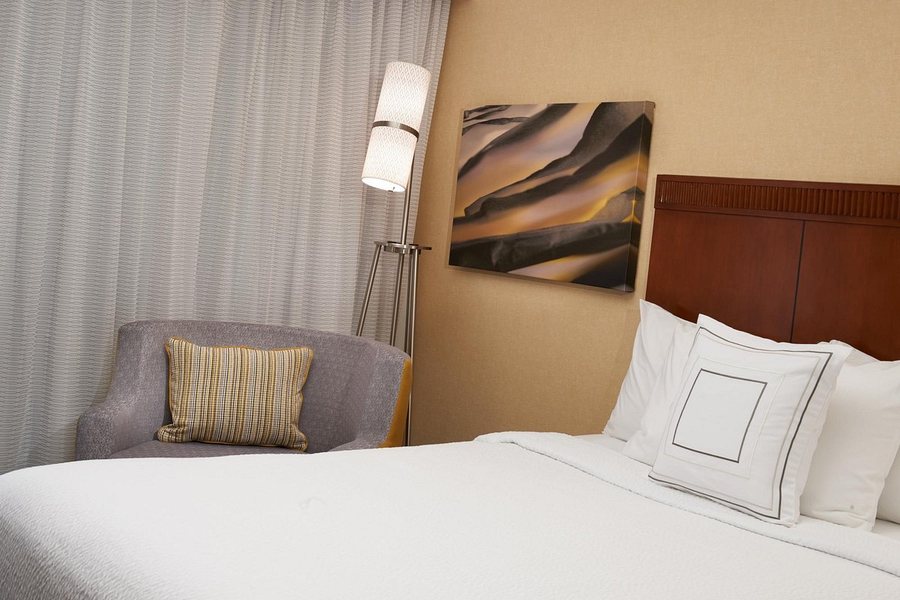 Courtyard by Marriott Detroit Warren — Guest room