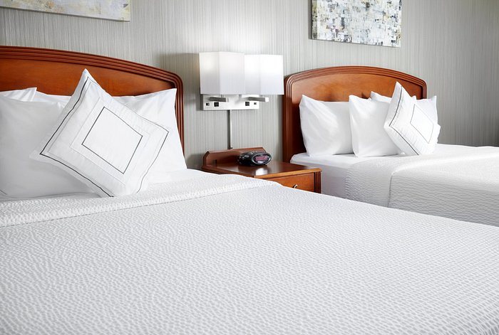 Courtyard by Marriott Edison Woodbridge — Guest room