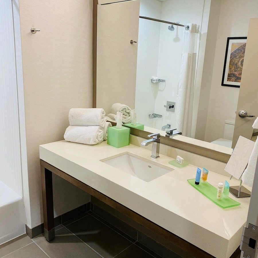 Courtyard by Marriott El Paso Downtown Convention Center — Bathroom