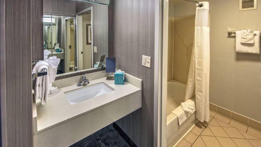 Courtyard by Marriott Eugene Springfield — Bathroom