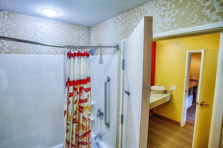 Courtyard by Marriott Fargo — Bathroom