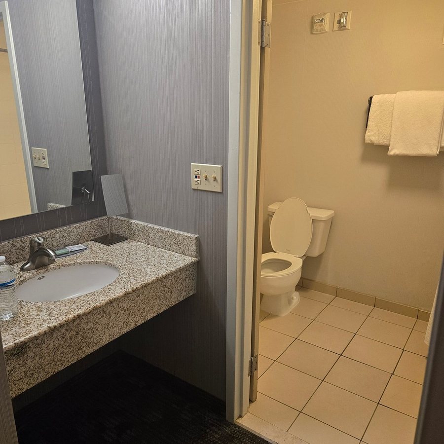 Courtyard by Marriott Fayetteville — Bathroom