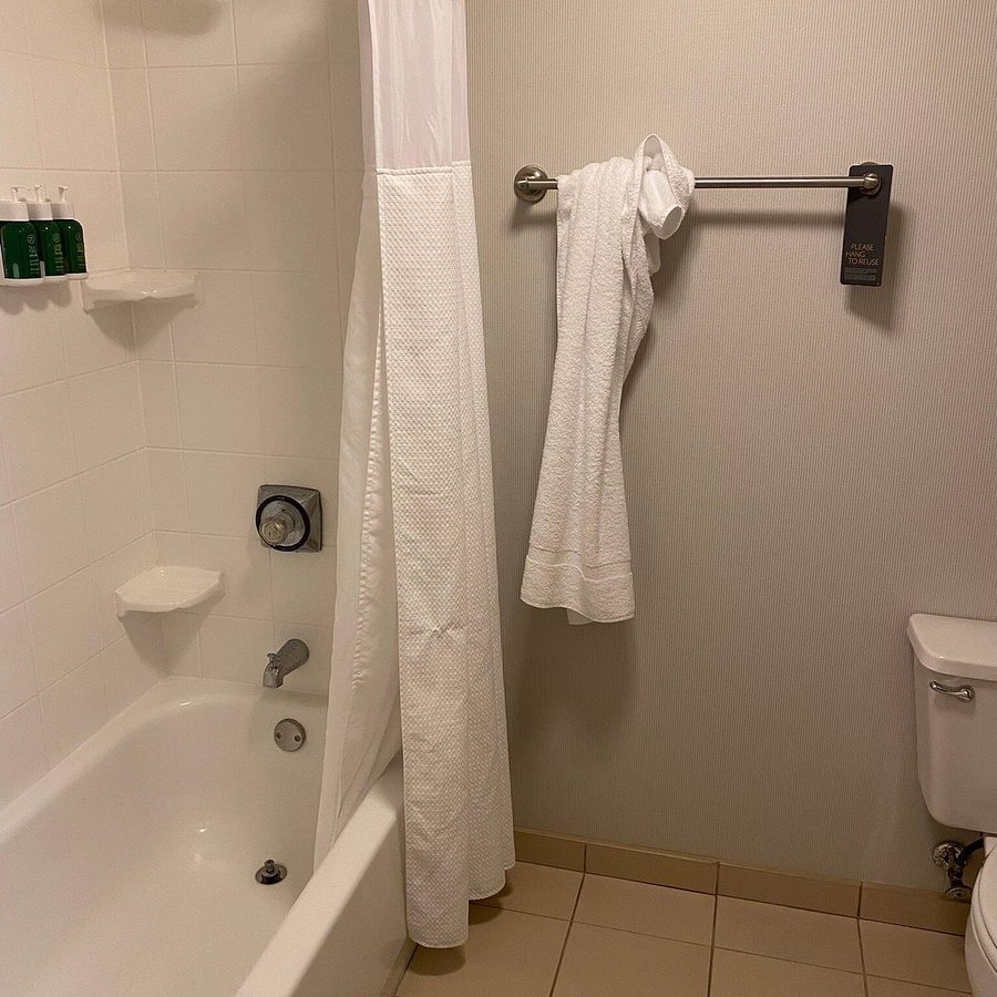 Courtyard by Marriott Fayetteville — Bathroom