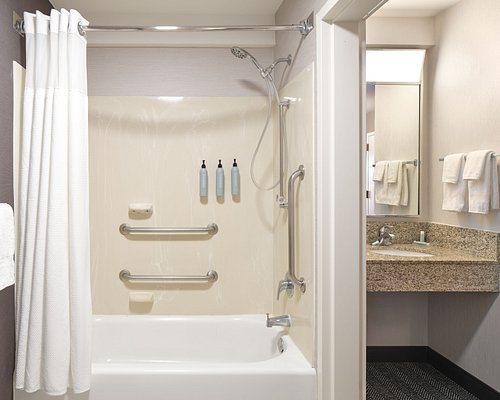 Courtyard by Marriott Florence — Bathroom