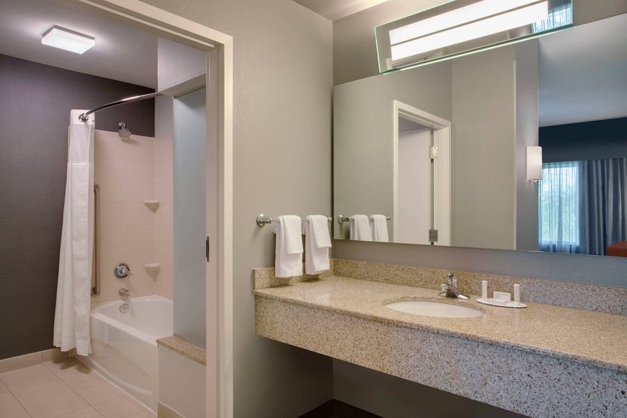 Courtyard by Marriott Fort Lauderdale SW Miramar — Bathroom