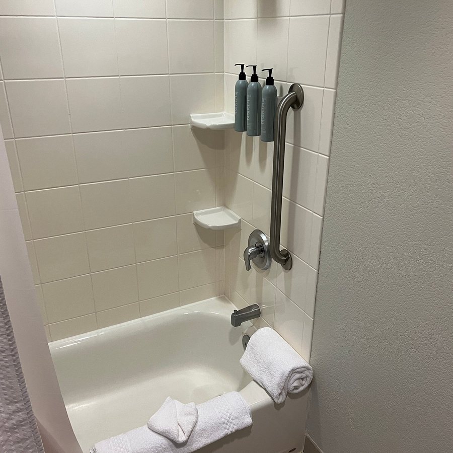 Courtyard by Marriott Fort Myers Cape Coral — Bathroom