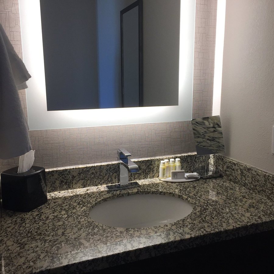 Courtyard by Marriott Fort Worth Downtown Blackstone — Bathroom