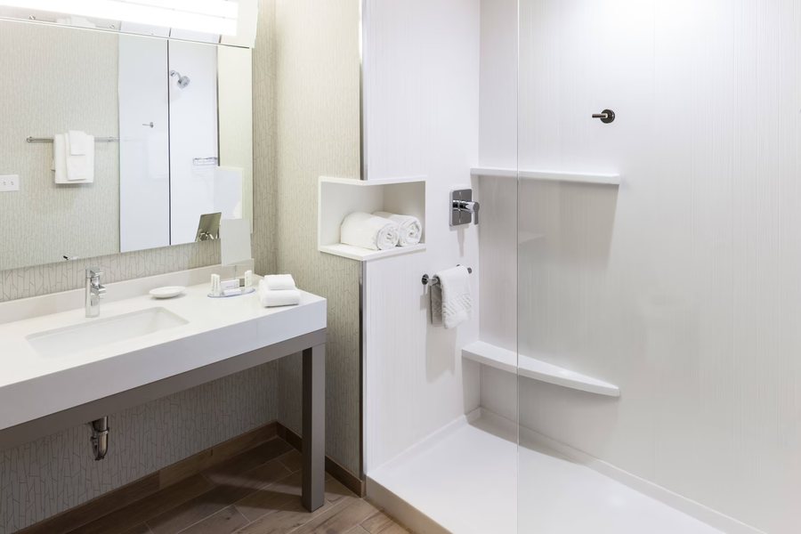 Courtyard by Marriott Fort Worth Historic Stockyards — Bathroom