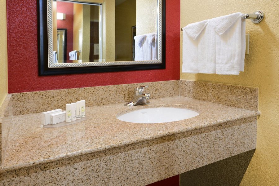 Courtyard by Marriott Fort Worth West at Cityview — Bathroom