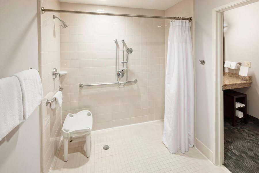 Courtyard by Marriott Franklin Cool Springs — Bathroom