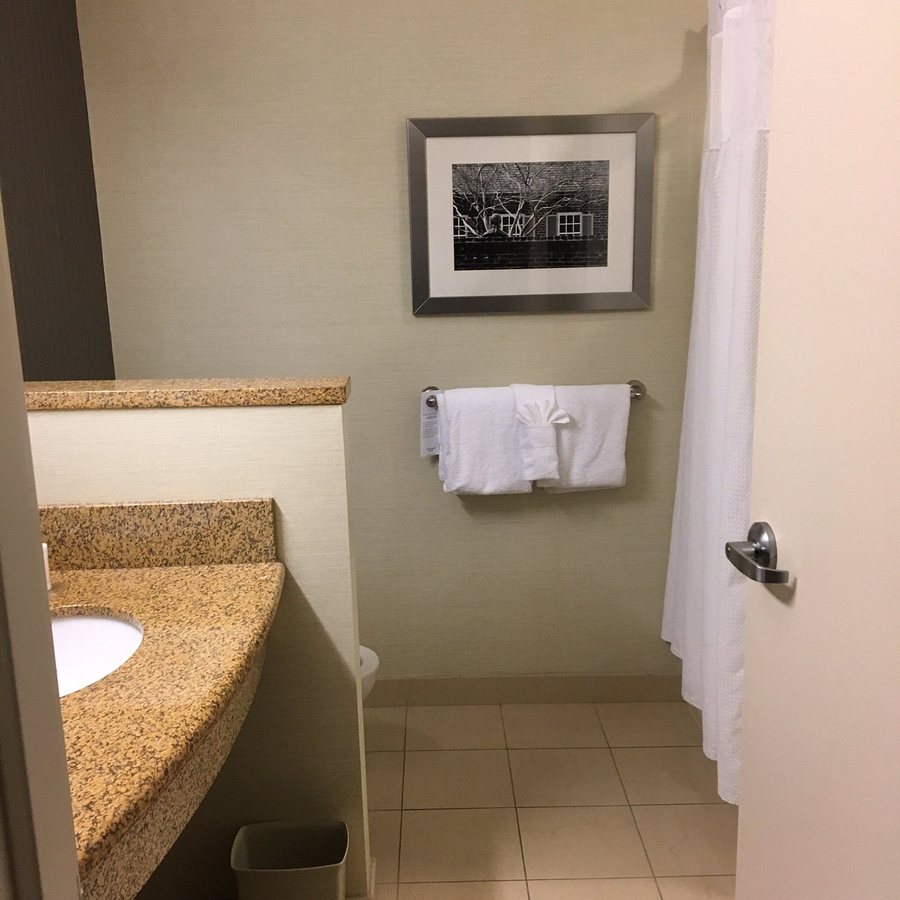 Courtyard by Marriott Fredericksburg Historic District — Bathroom