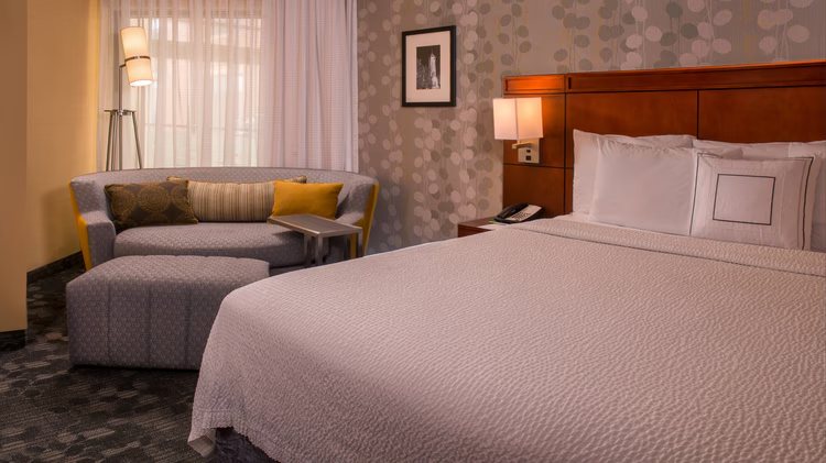 Courtyard by Marriott Fredericksburg Historic District — Guest room
