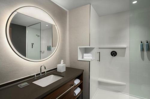 Courtyard by Marriott Gainesville FL — Bathroom
