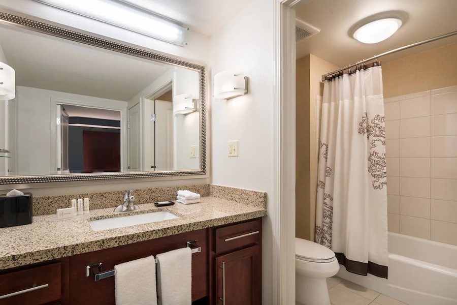 Courtyard by Marriott Glenwood Springs — Bathroom