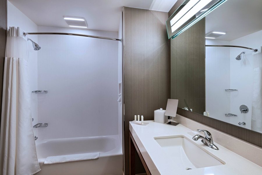 Courtyard by Marriott Grand Junction — Bathroom