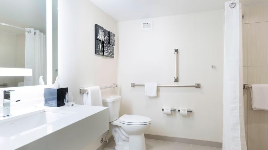 Courtyard by Marriott Greensboro Airport — Bathroom