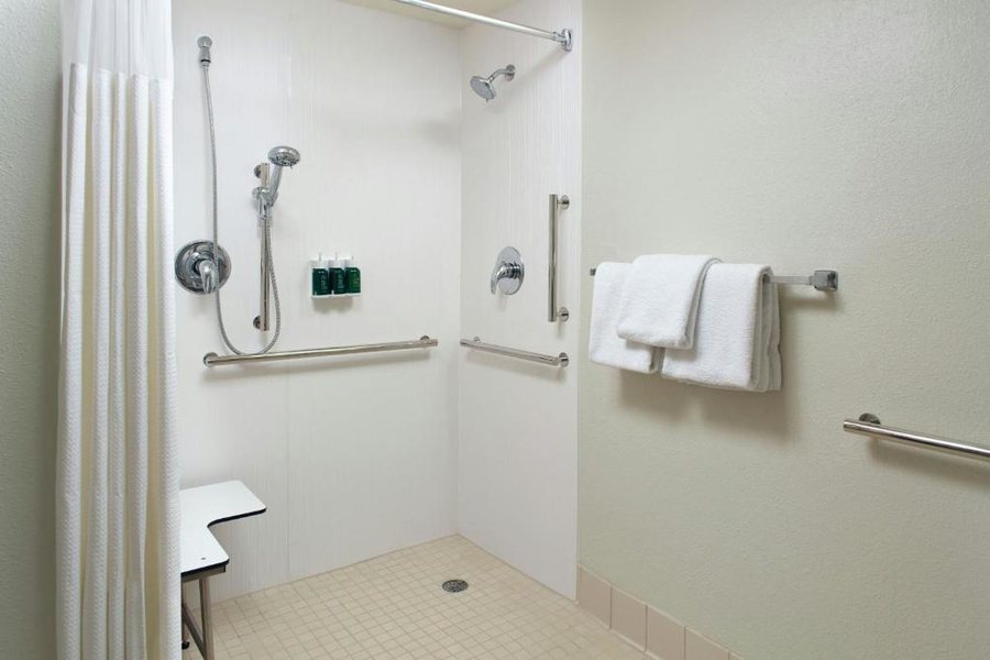 Courtyard by Marriott Greensboro — Bathroom