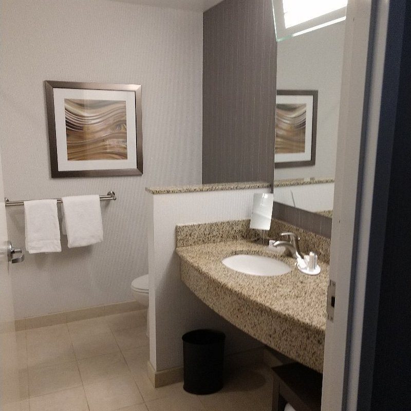 Courtyard by Marriott Greenville Downtown — Bathroom