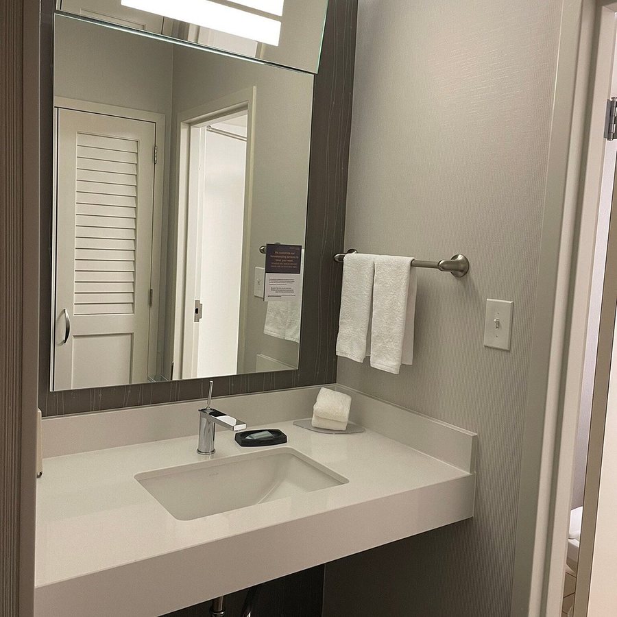 Courtyard by Marriott Greenville Haywood Mall — Bathroom