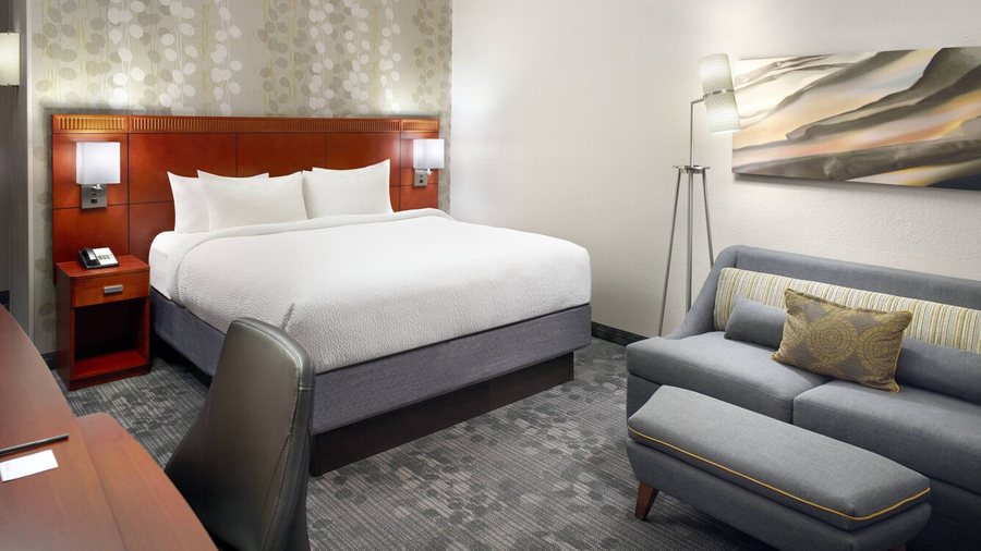 Courtyard by Marriott Greenville Haywood Mall — Guest room