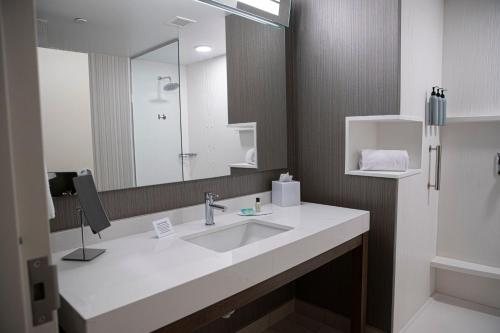 Courtyard by Marriott Greenville Mauldin — Bathroom