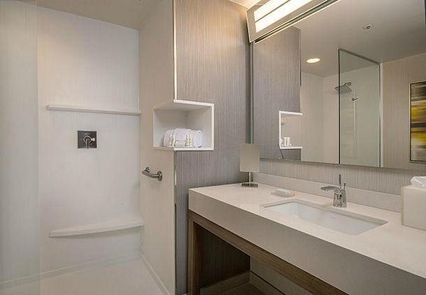 Courtyard by Marriott Hampton Coliseum Central — Bathroom