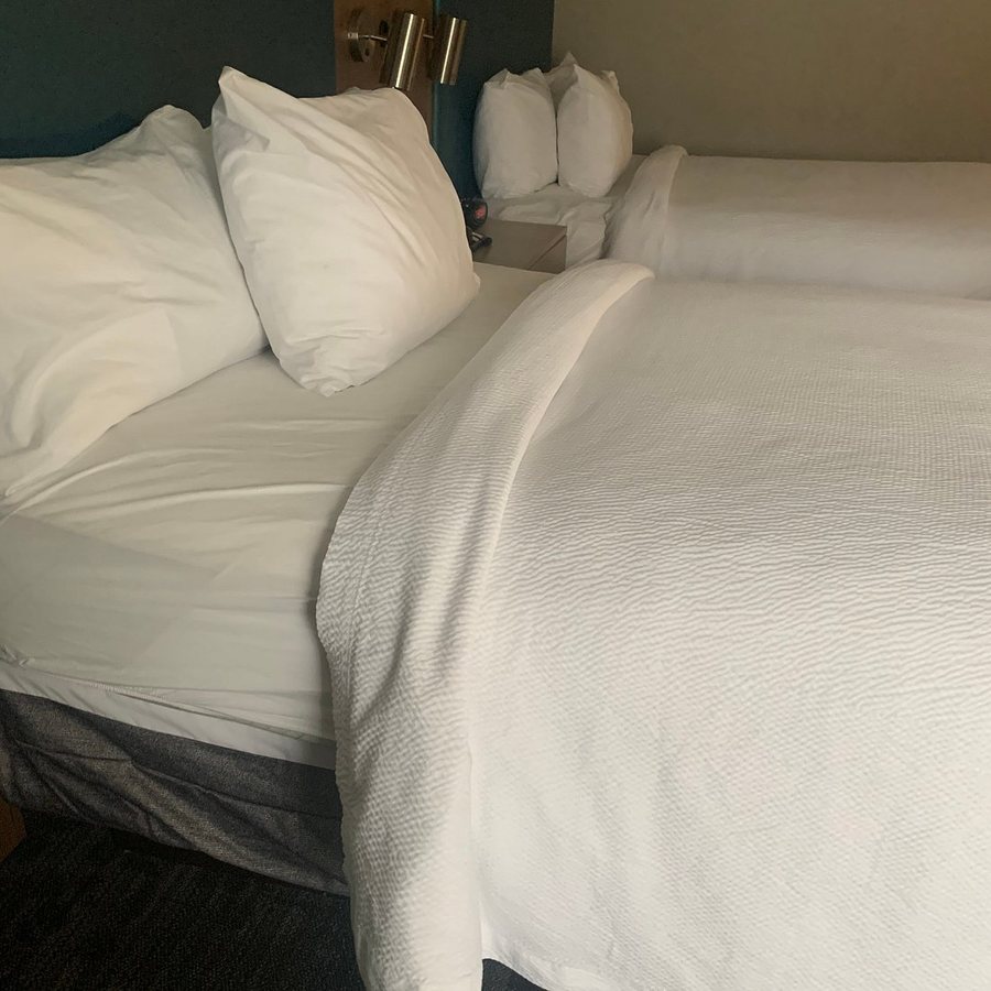 Courtyard by Marriott Hampton Coliseum Central — Guest room