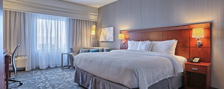 Courtyard by Marriott Harrisburg West Mechanicsburg — Guest room